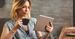 Simplic lança e-book sobre como transformar a concessão de crédito para as classes C, D e E